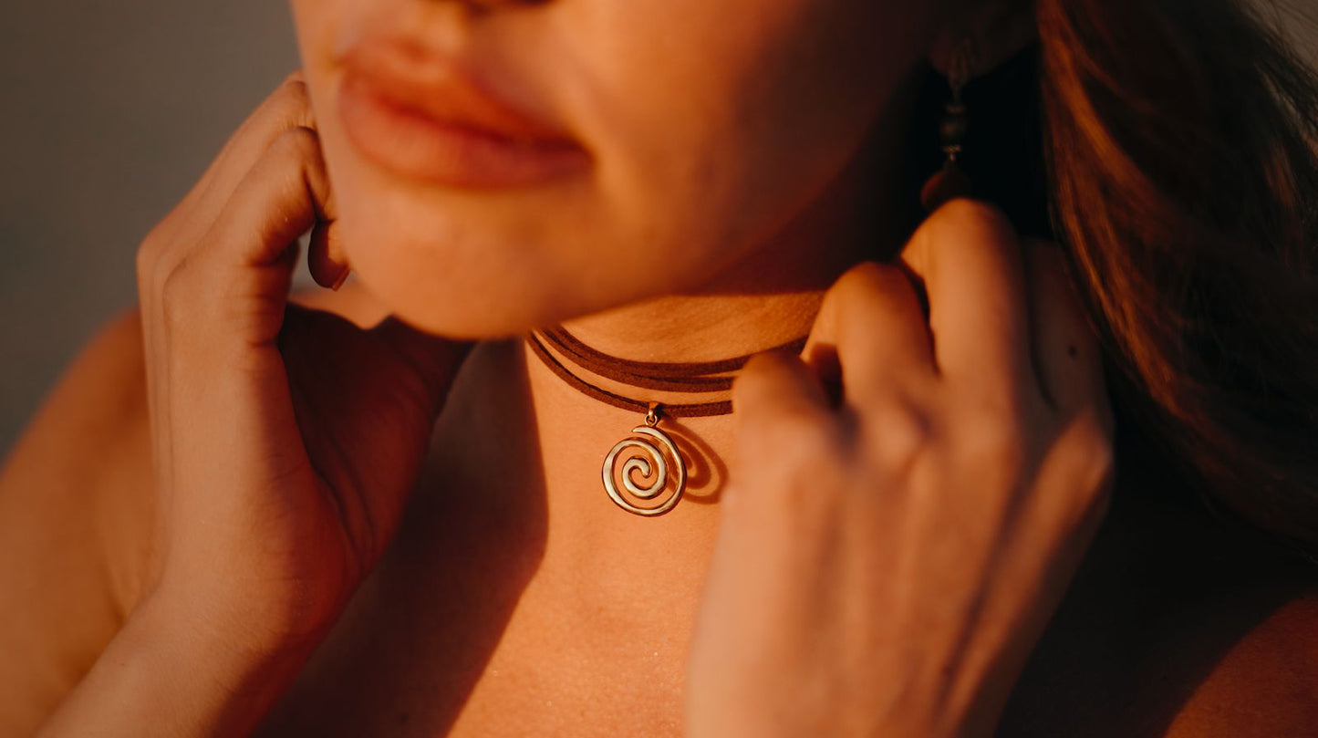 𝑾𝒉𝒊𝒓𝒍 𝑶𝒇 𝑺𝒕𝒓𝒆𝒏𝒈𝒕𝒉 – 𝑺𝒖𝒆𝒅𝒆 𝑵𝒆𝒄𝒌𝒍𝒂𝒄𝒆